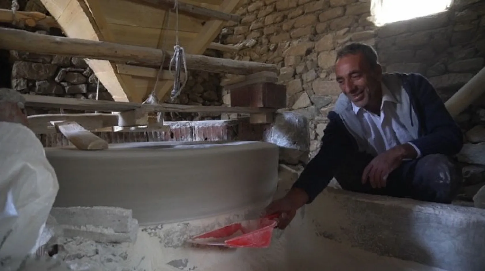 Asırlık değirmenin mirasını sürdürüyor