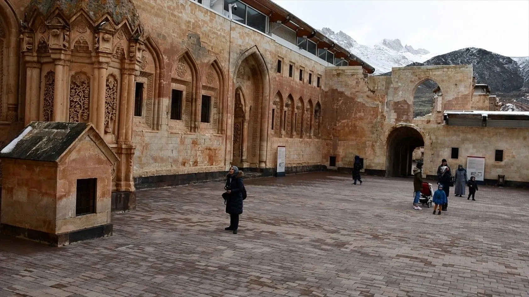 İshak Paşa Sarayı ziyaretçi akınına uğruyor