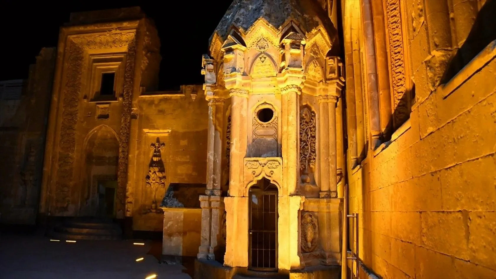 İshak Paşa Sarayı ışıl ışıl