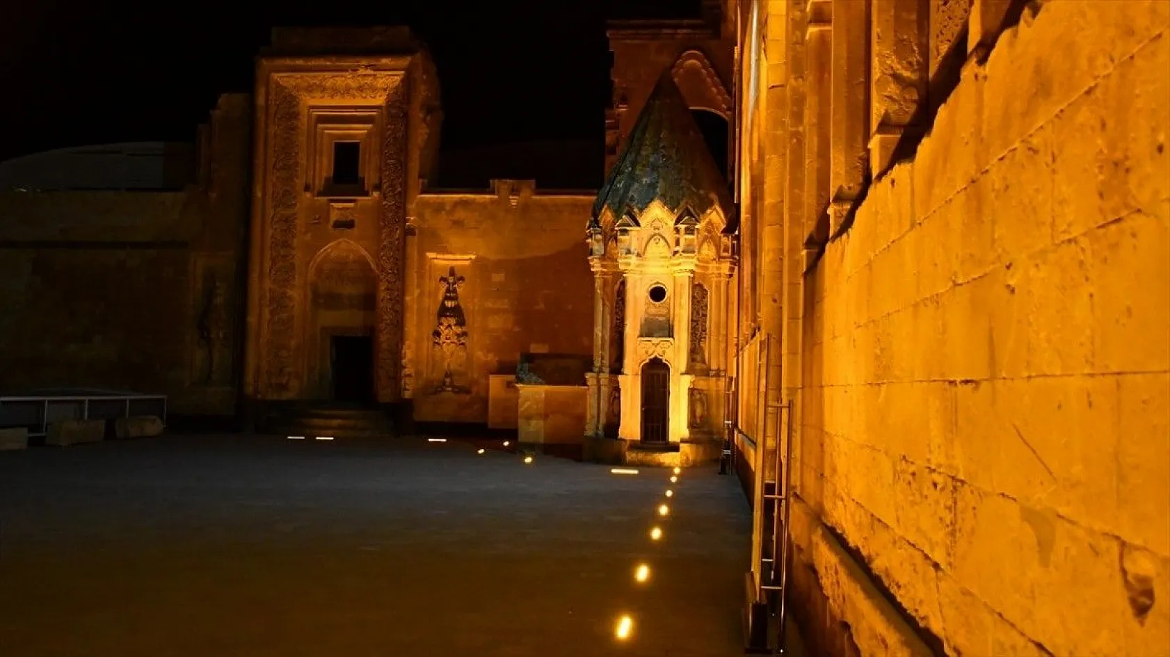 İshak Paşa Sarayı ışıl ışıl