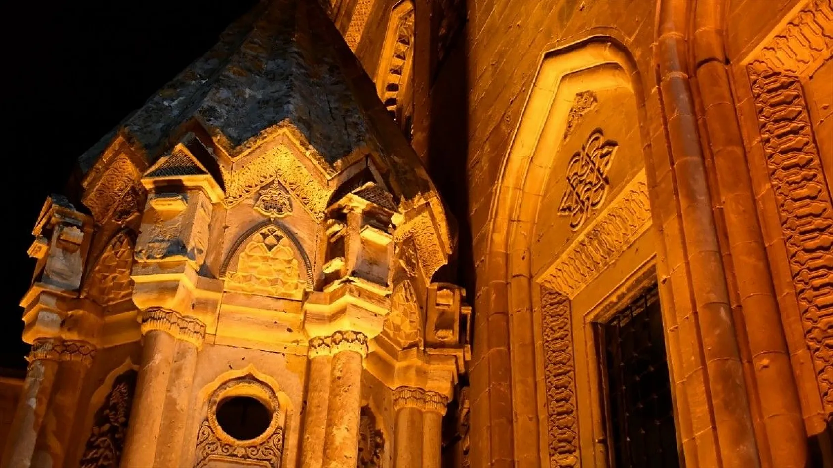 İshak Paşa Sarayı ışıl ışıl