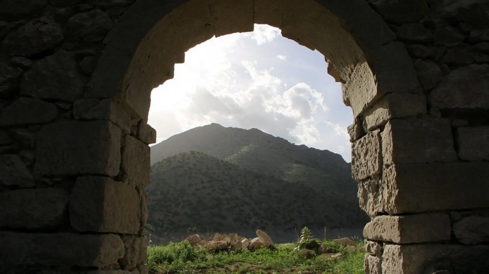 Barajda sular çekildi tarihi kilise gün yüzüne çıktı