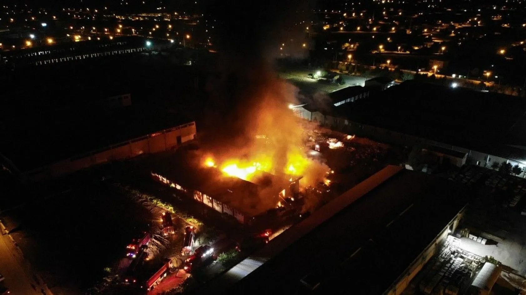 Elazığ'daki büyük yangın fotoğraf karelerine böyle yansıdı
