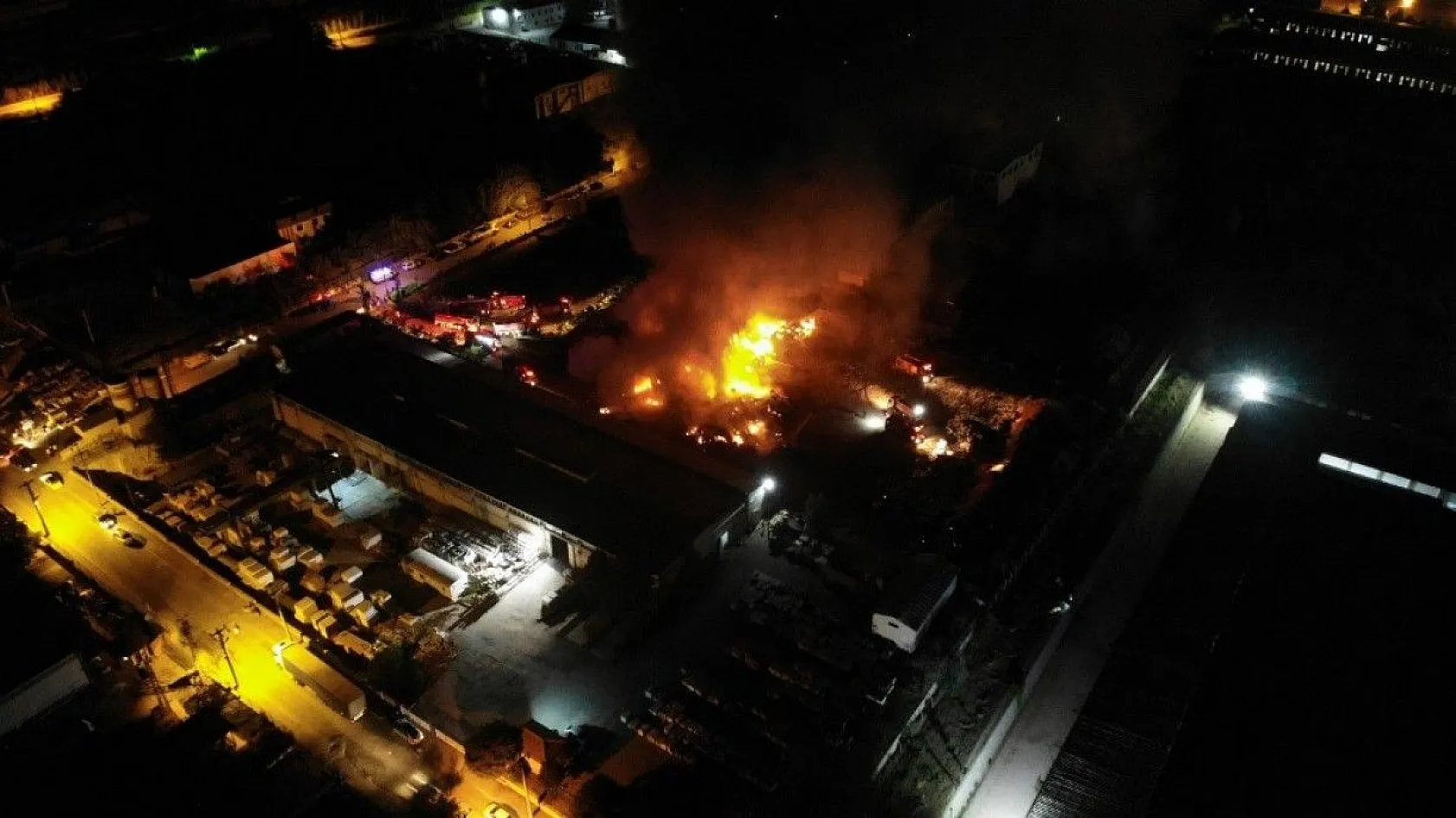 Elazığ'daki büyük yangın fotoğraf karelerine böyle yansıdı