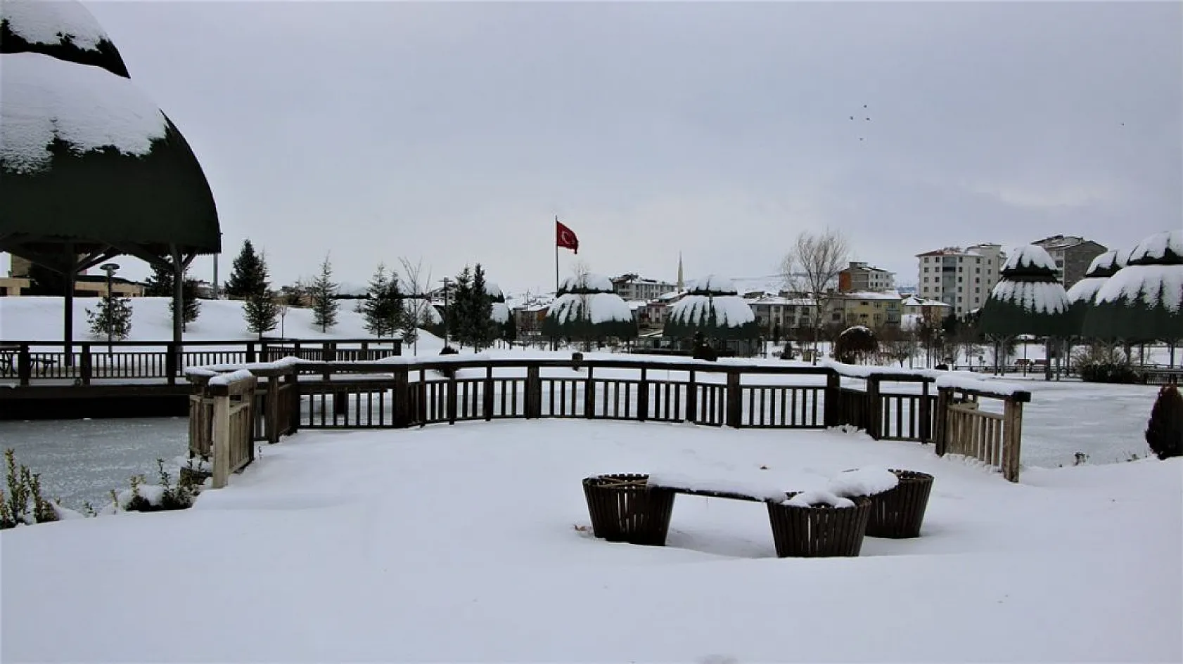 Soğuk hava süs havuzlarını dondurdu