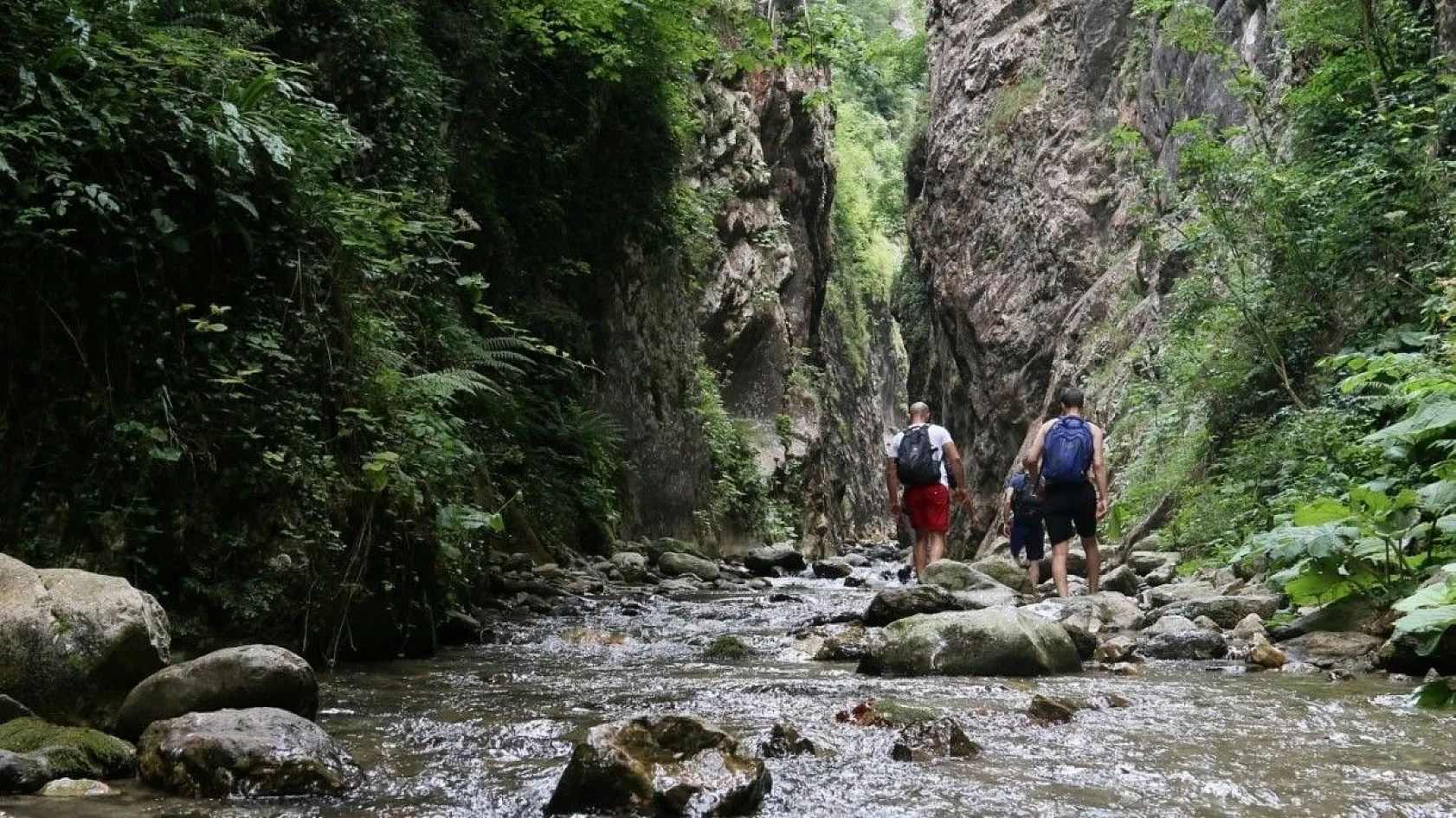 Şelalelerin süslediği kanyon, güzellikleri ile büyülüyor