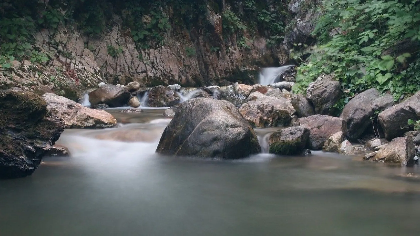 Şelalelerin süslediği kanyon, güzellikleri ile büyülüyor