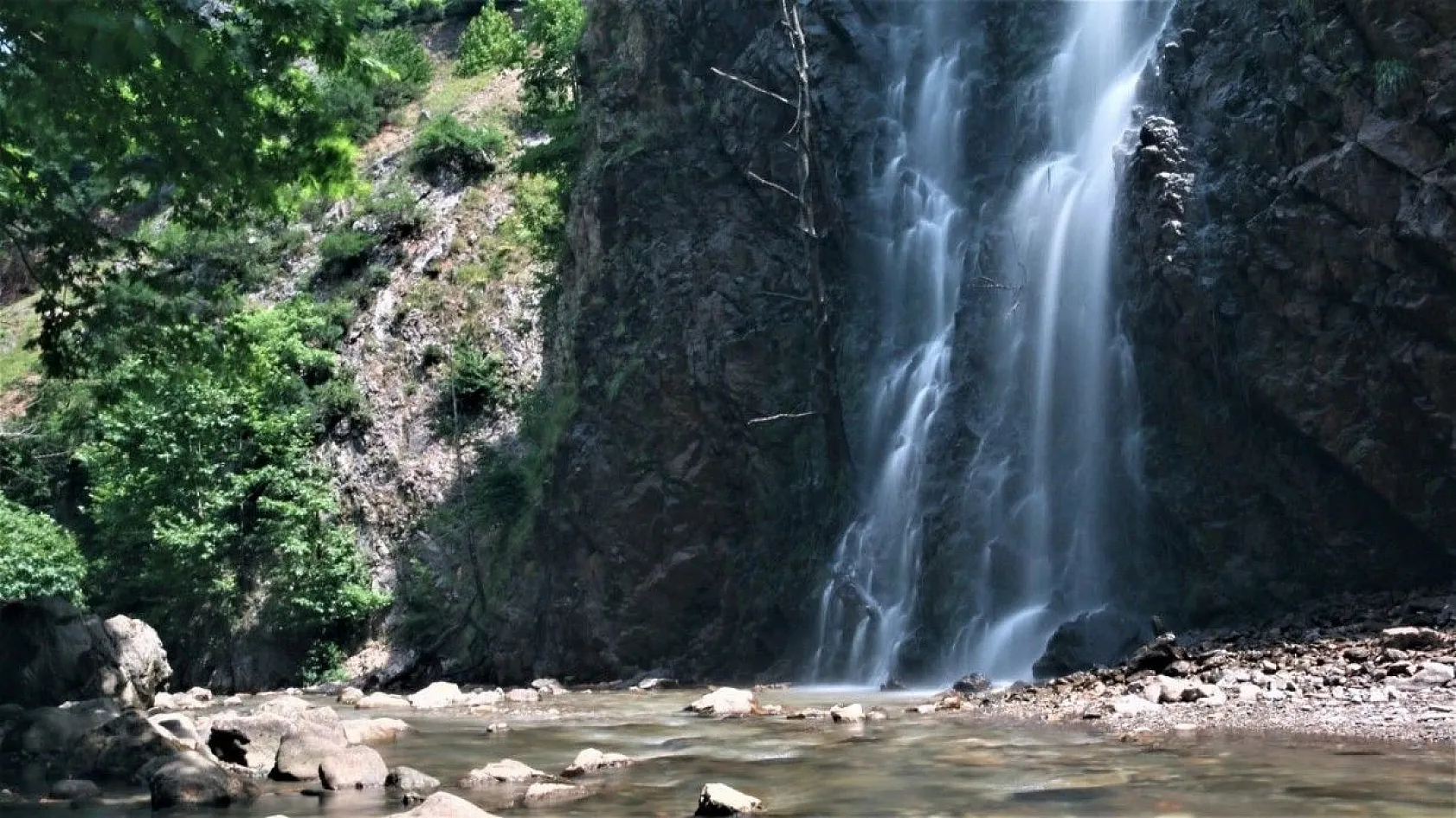 Şelalelerin süslediği kanyon, güzellikleri ile büyülüyor