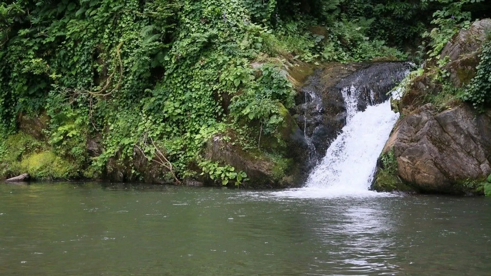 Şelalelerin süslediği kanyon, güzellikleri ile büyülüyor