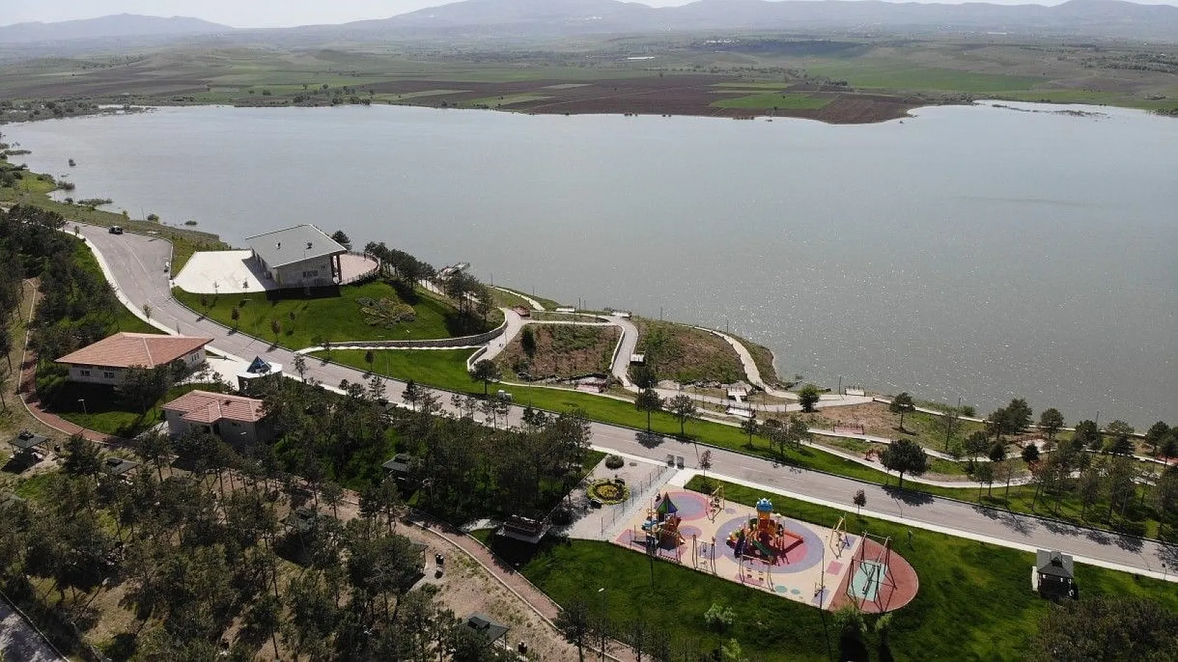 Cip Barajı baharın gelmesiyle birlikte doğal güzelliğe büründü