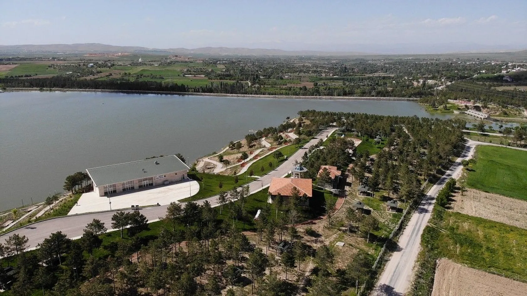 Cip Barajı baharın gelmesiyle birlikte doğal güzelliğe büründü