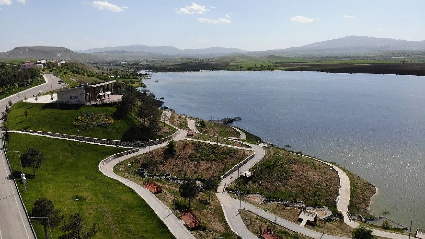 Cip Barajı baharın gelmesiyle birlikte doğal güzelliğe büründü