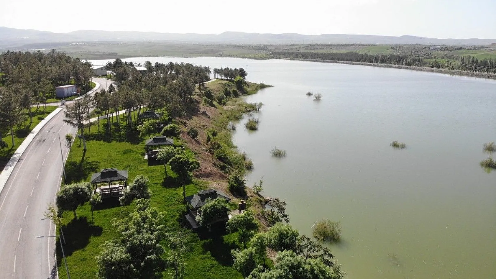 Cip Barajı baharın gelmesiyle birlikte doğal güzelliğe büründü