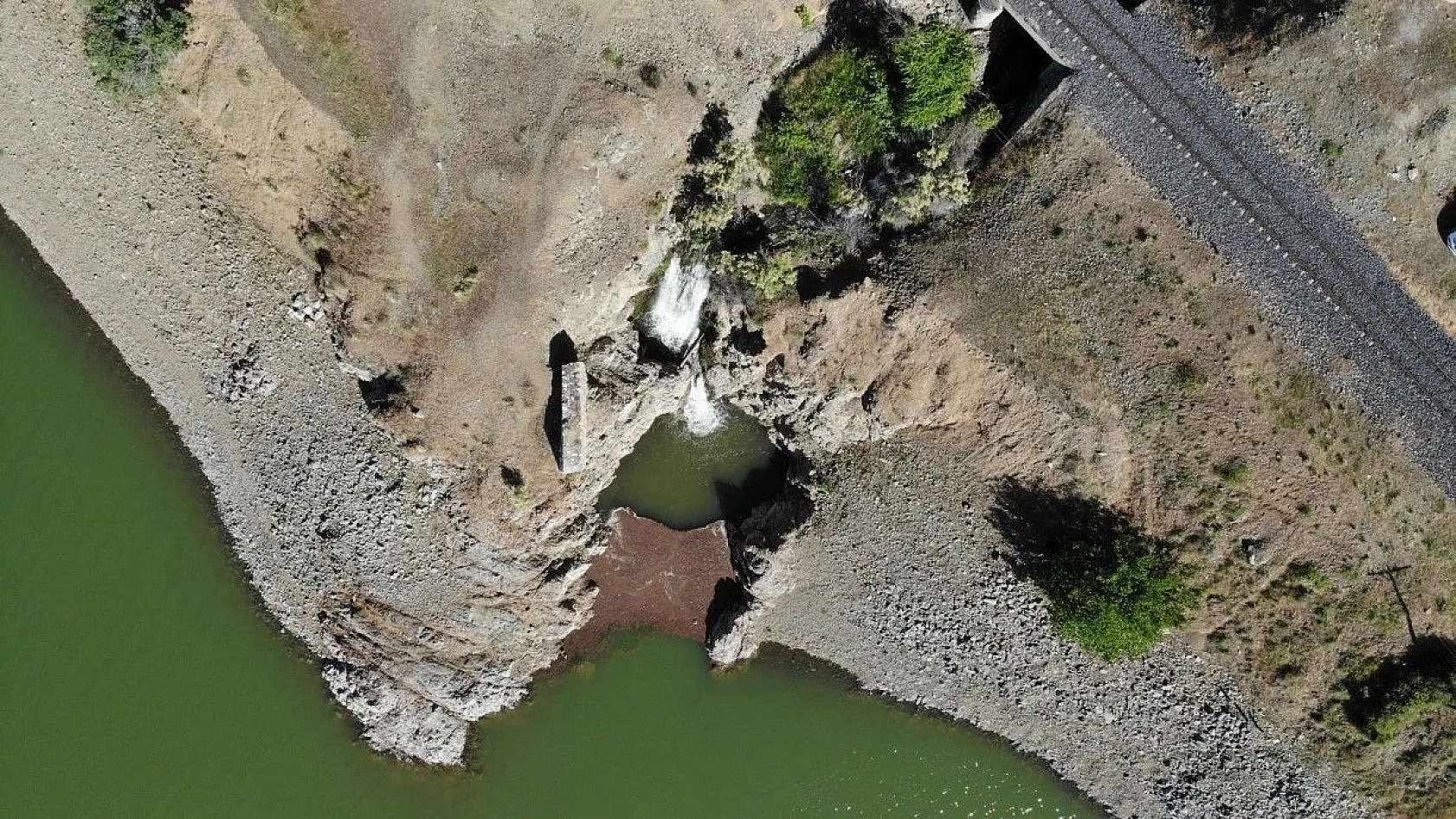 Konakalmaz Şelalesi baharla coştu