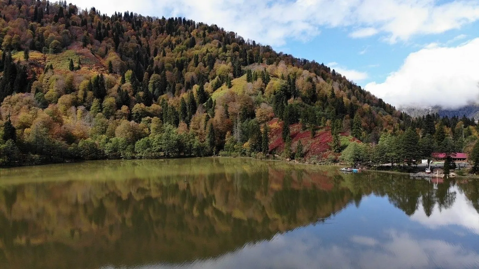 Borçka Karagöl'ün büyüleyen sonbahar güzelliği