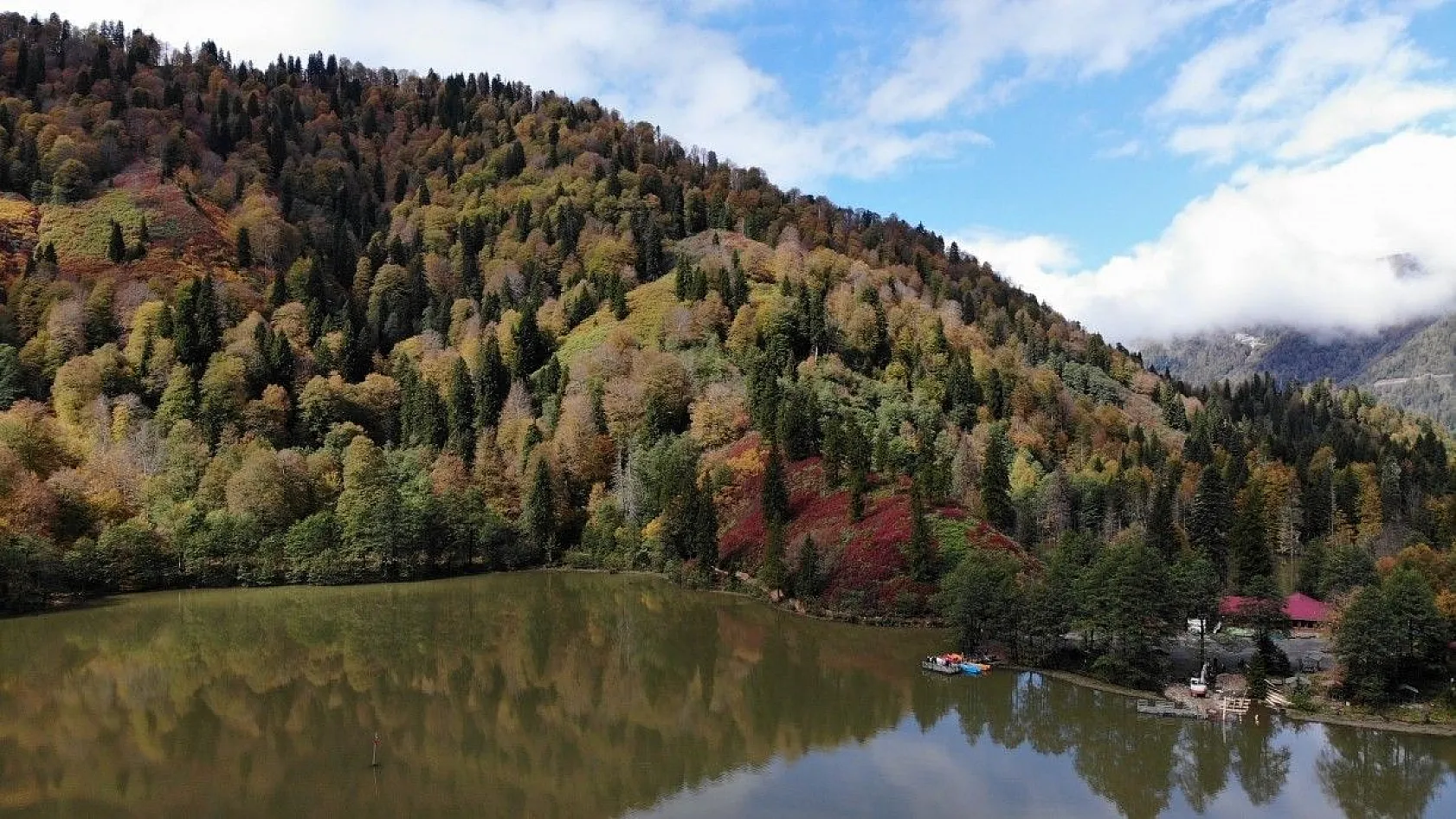 Borçka Karagöl'ün büyüleyen sonbahar güzelliği