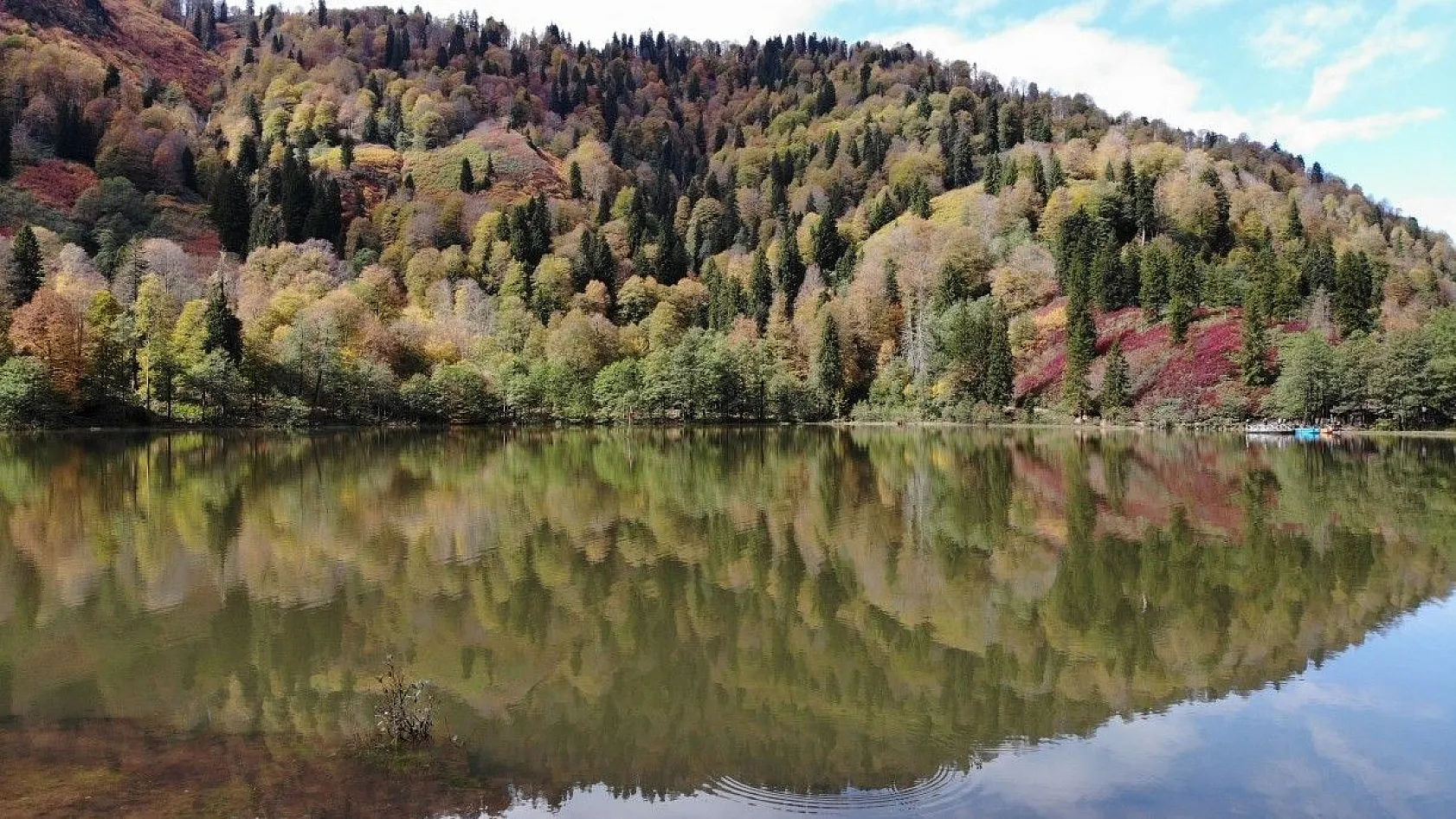 Borçka Karagöl'ün büyüleyen sonbahar güzelliği