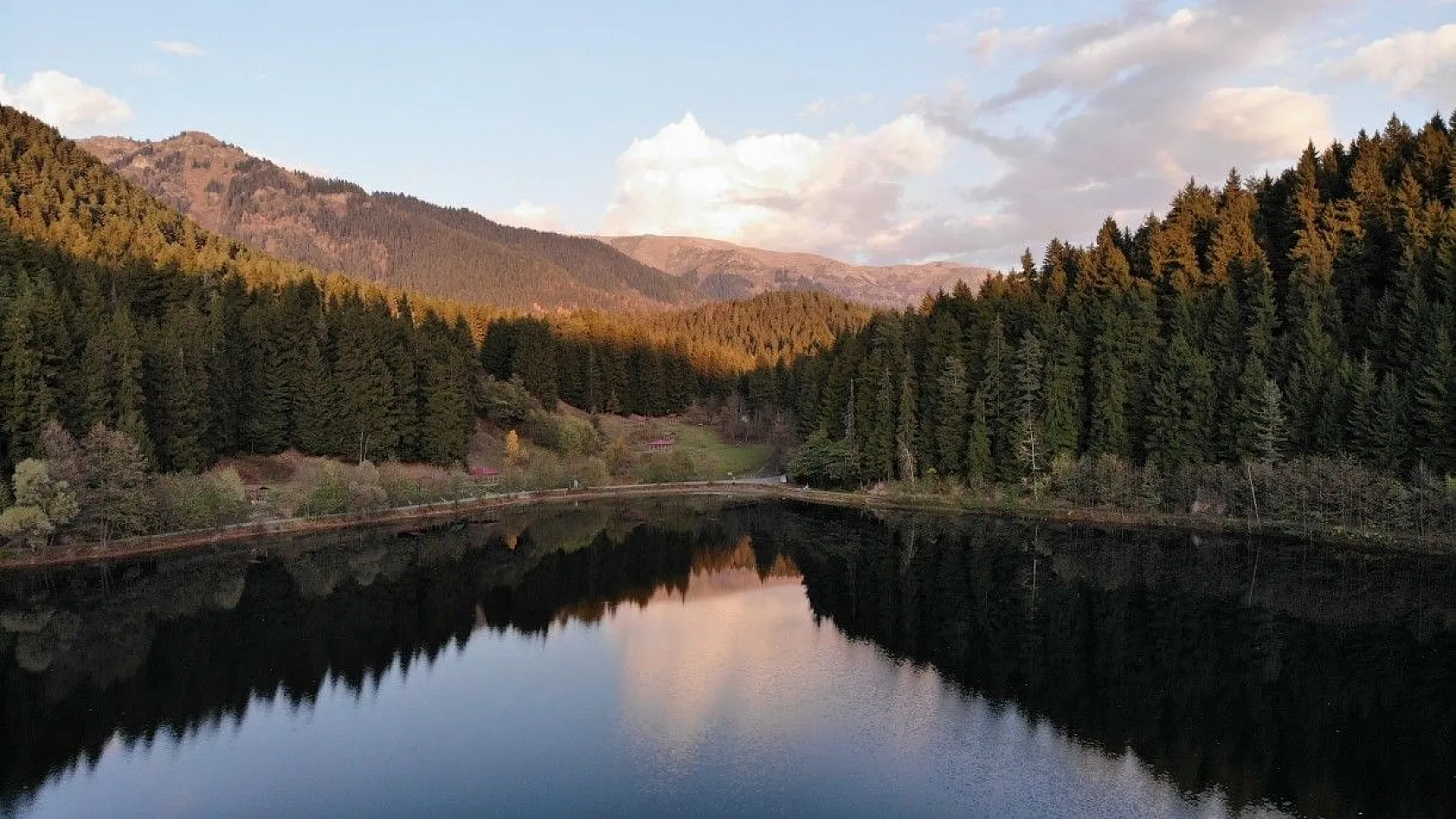Fotoğraf tutkunları sonbaharda sakin şehir Şavşat'a akın ediyor