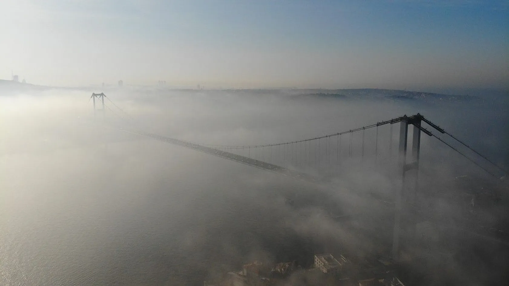 İstanbul Boğazı'nda muhteşem sis manzarası