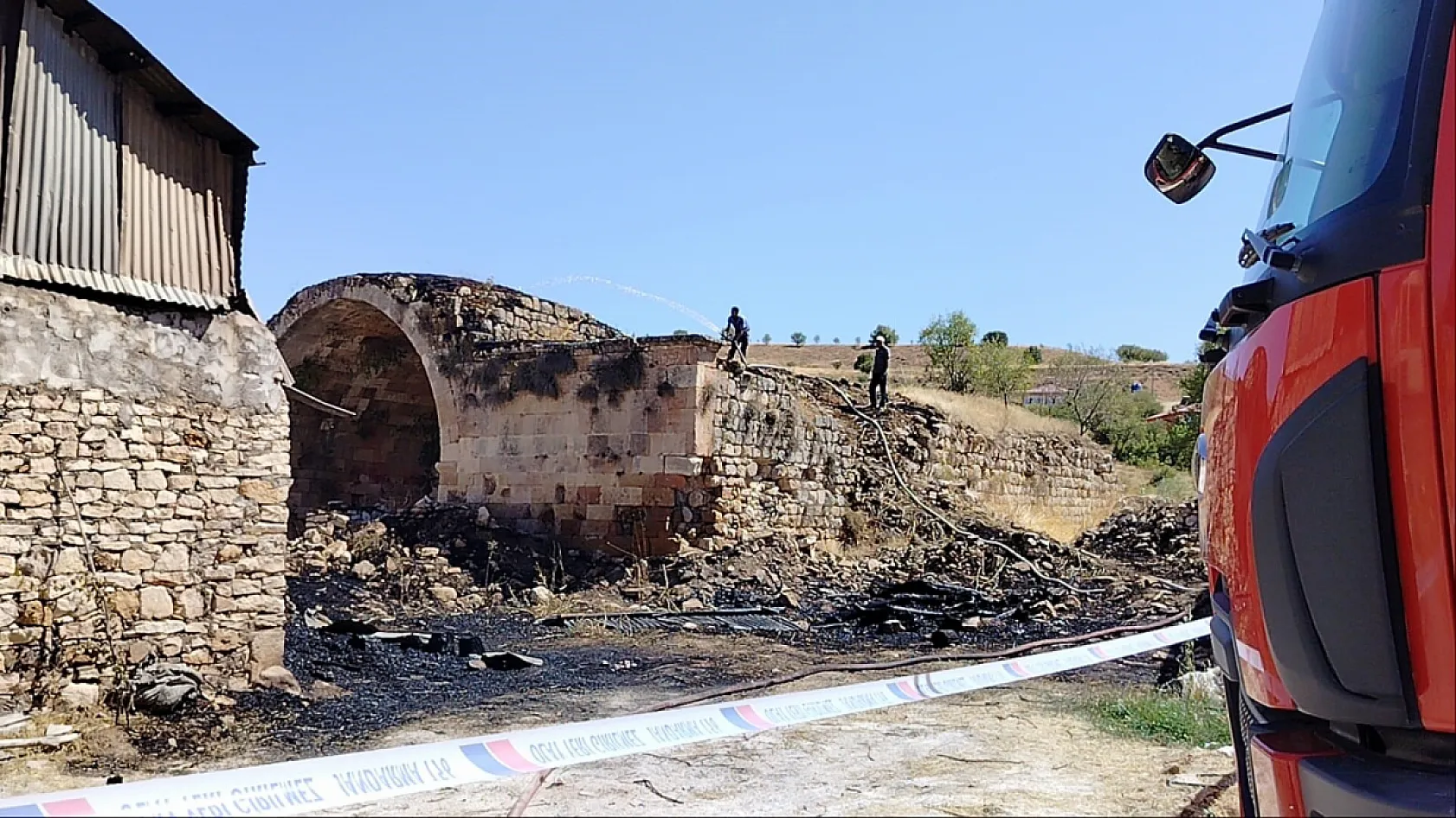Elazığ'da 750 yıllık kervansaray alevlere teslim oldu