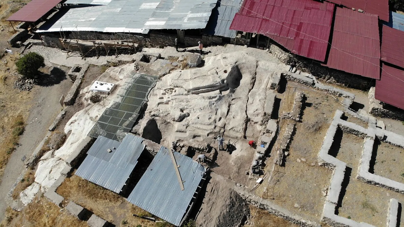 Harput Kalesi'nde arkeolojik kazılar devam ediyor