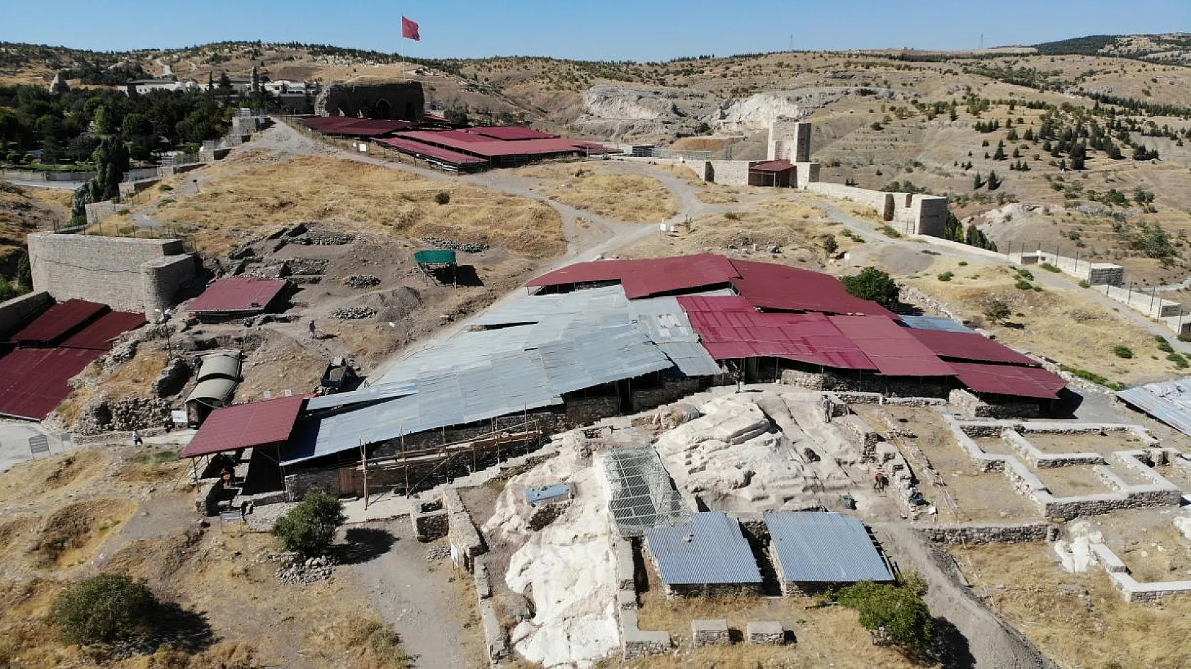 Harput Kalesi'nde arkeolojik kazılar devam ediyor