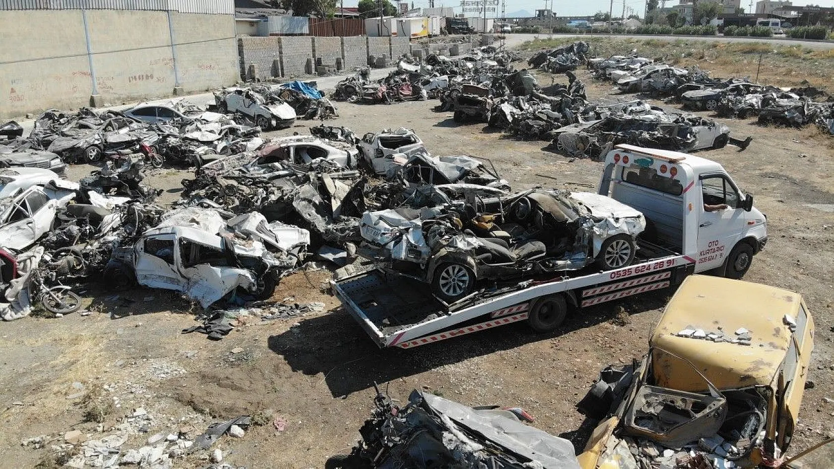 Enkaz araçlar teslim ediliyor