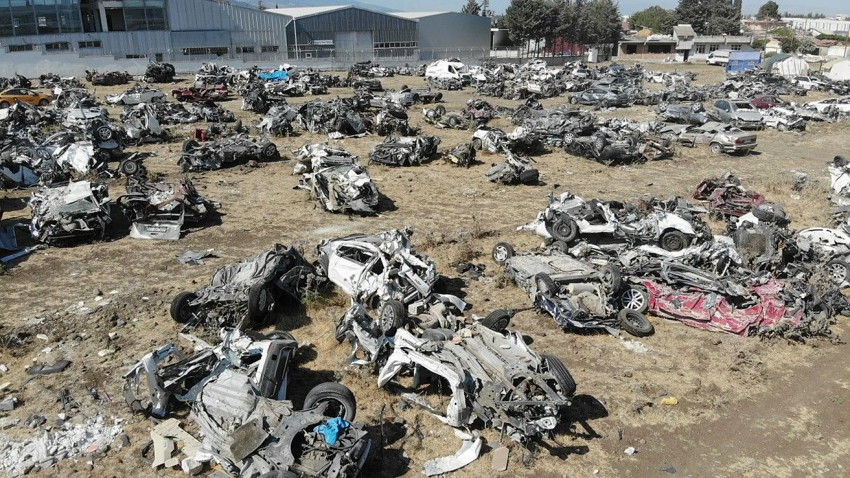 Enkaz araçlar teslim ediliyor