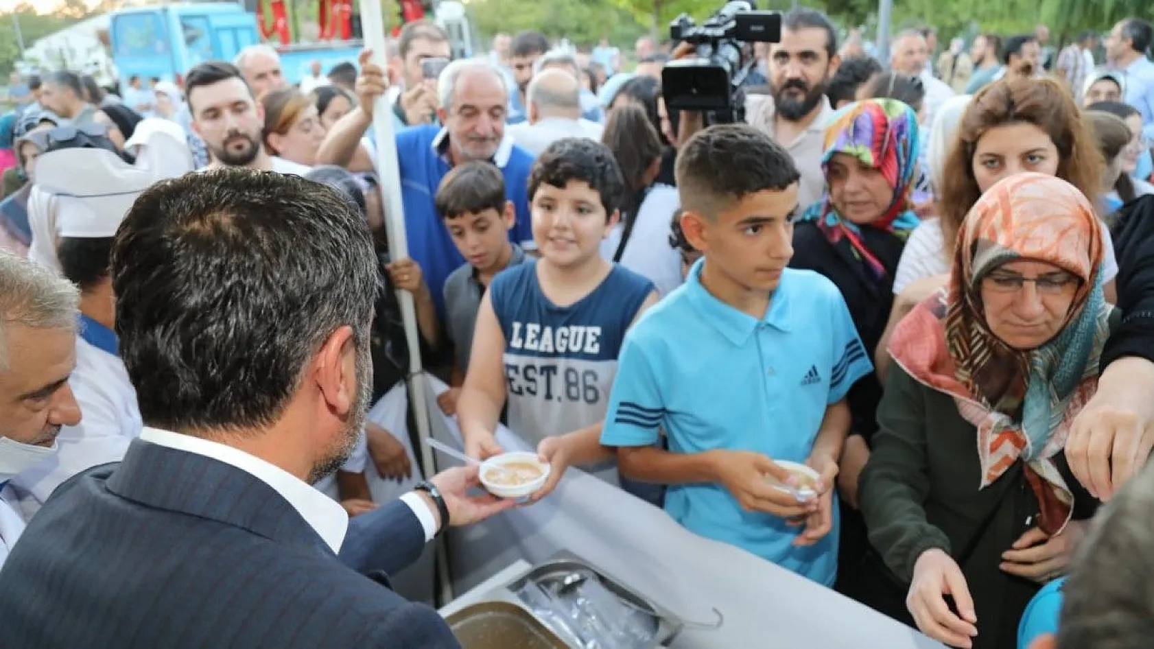 Belediyeden aşure ikramı