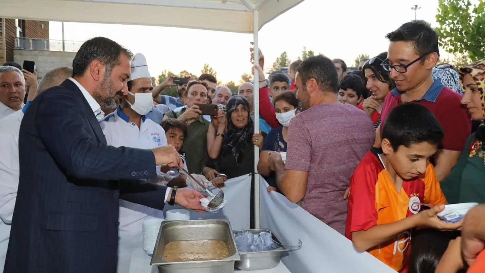 Belediyeden aşure ikramı