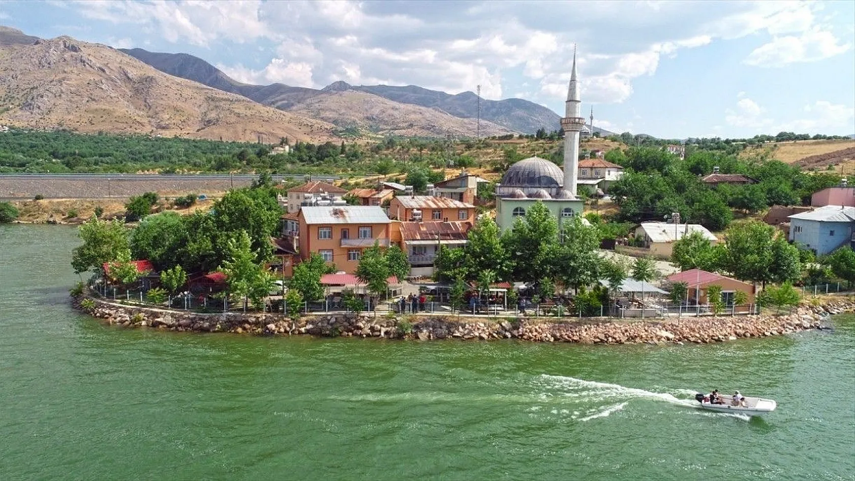 Aşağı İçme köyü doğal güzelliğiyle ilgi görüyor