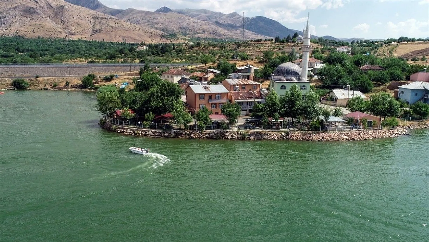 Aşağı İçme köyü doğal güzelliğiyle ilgi görüyor