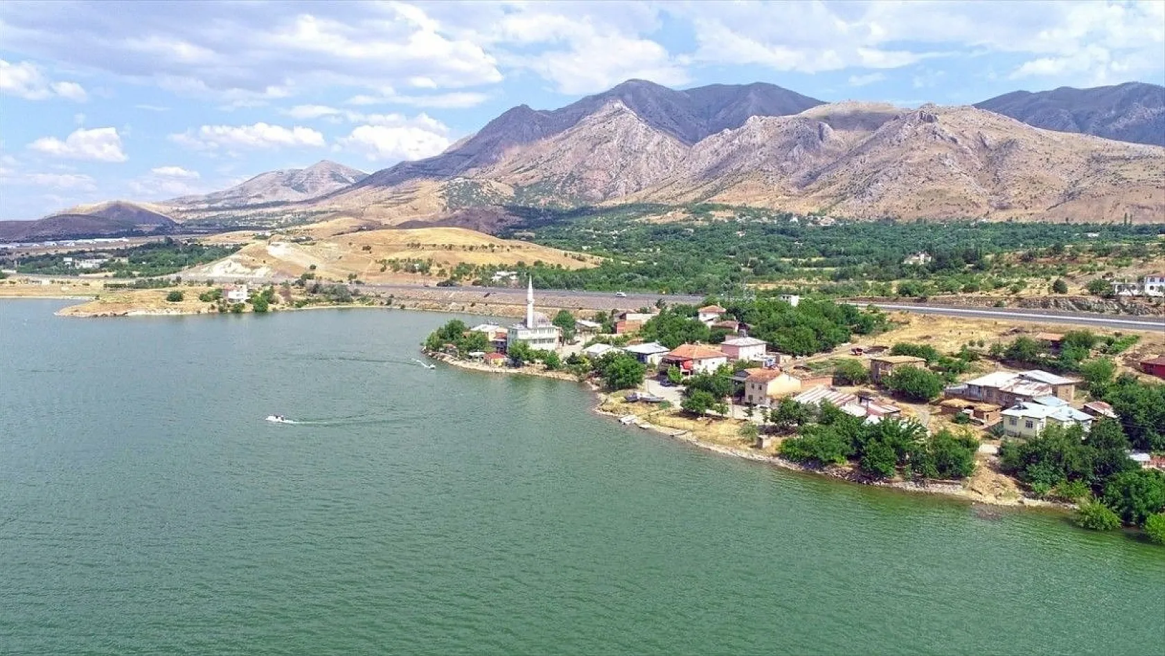 Aşağı İçme köyü doğal güzelliğiyle ilgi görüyor