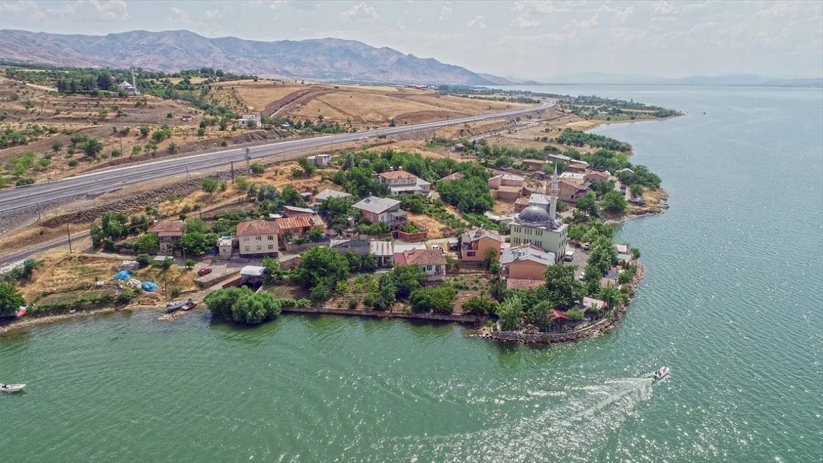 Aşağı İçme köyü doğal güzelliğiyle ilgi görüyor