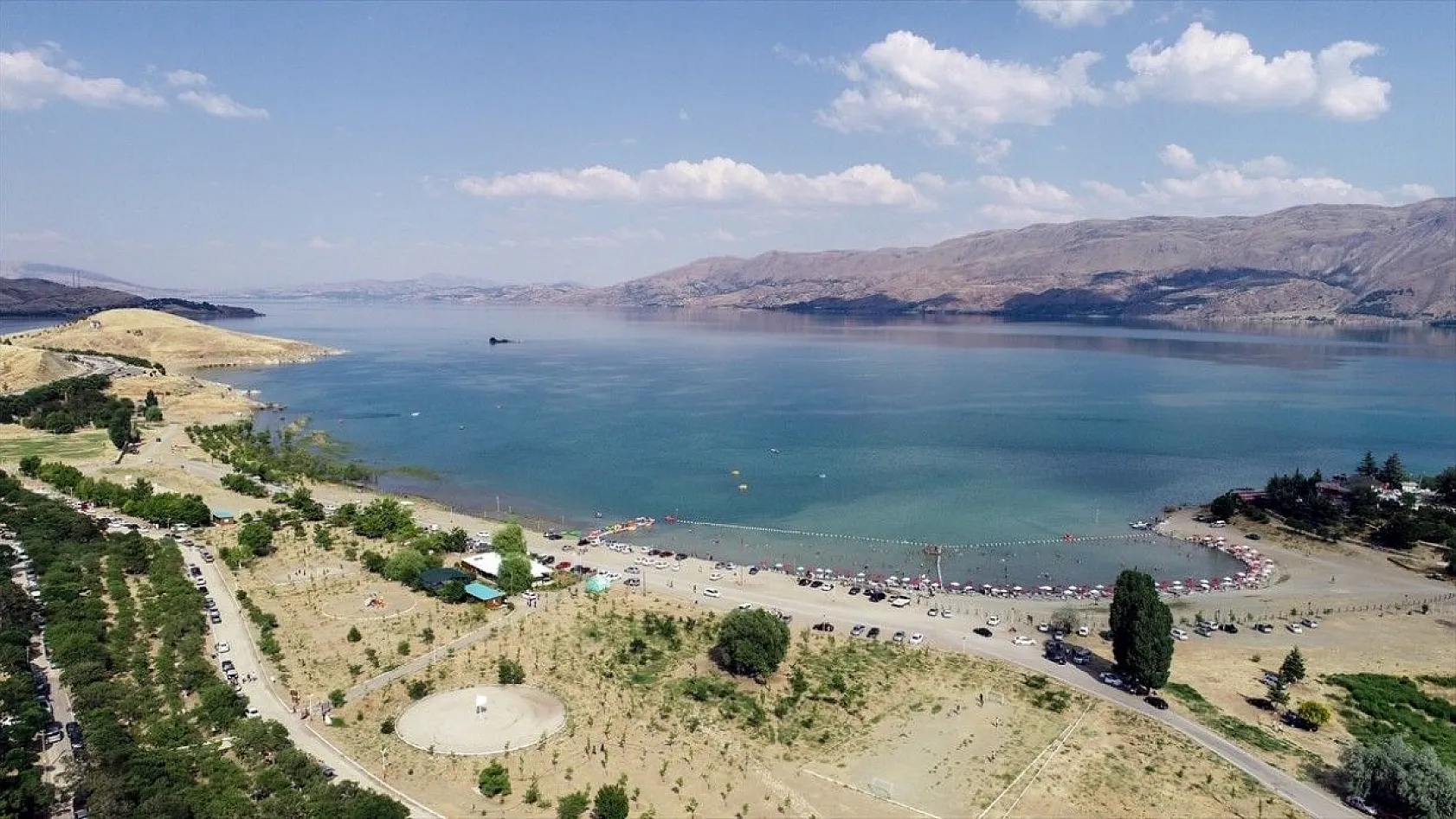 Doğuda tatilcilerin vazgeçilmez adresi: Hazar Gölü