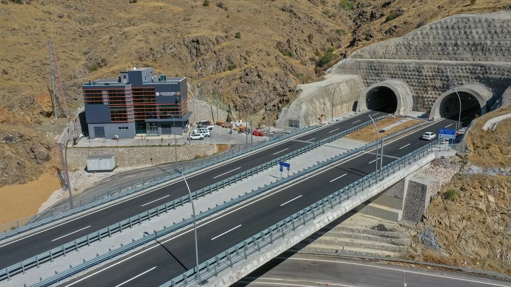 Kömürhan Köprüsü'nün inşaat atıkları sanat eserine dönüştürüldü