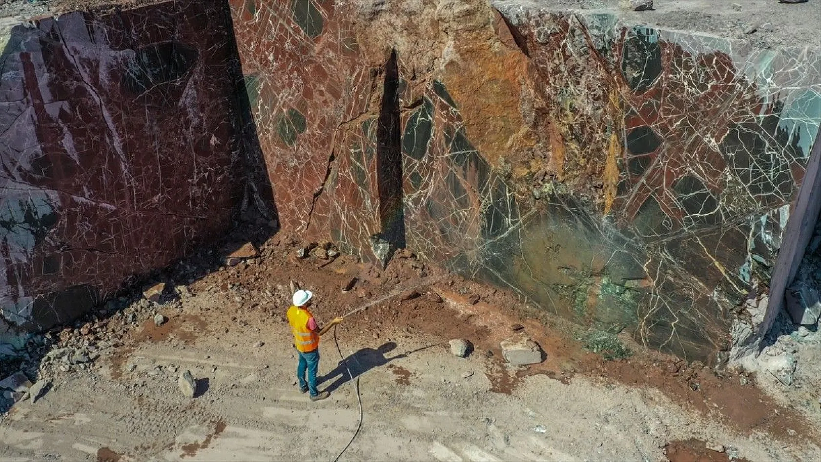 Elazığ'ın Vişne Mermeri güzelliğiyle göz kamaştırıyor