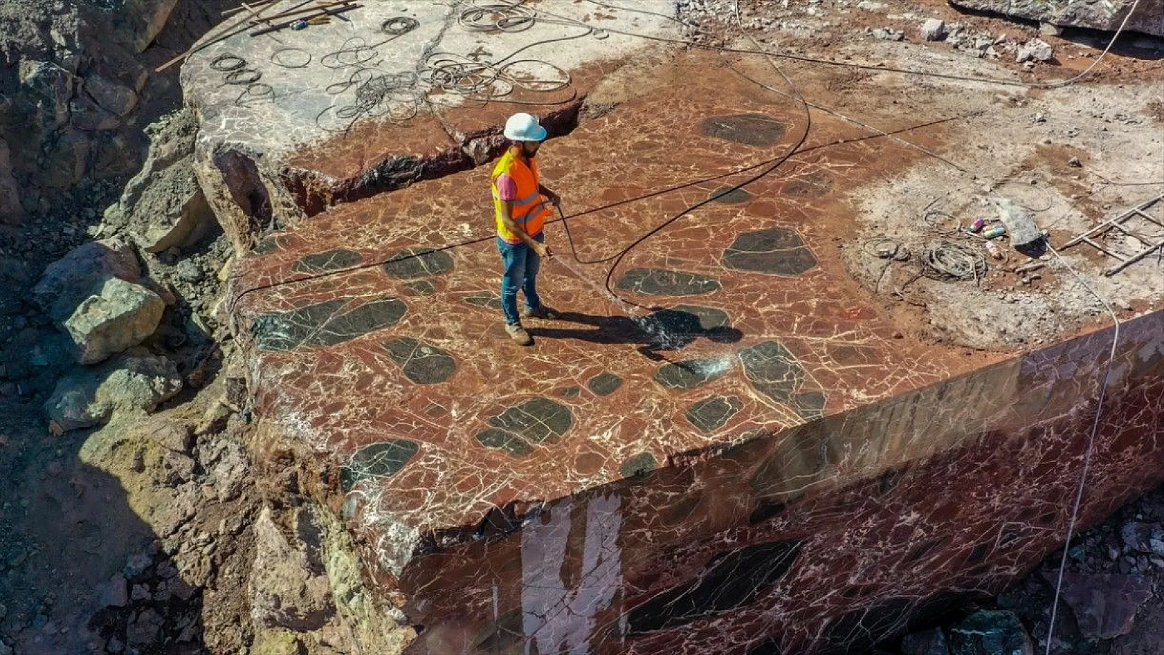Elazığ'ın Vişne Mermeri güzelliğiyle göz kamaştırıyor