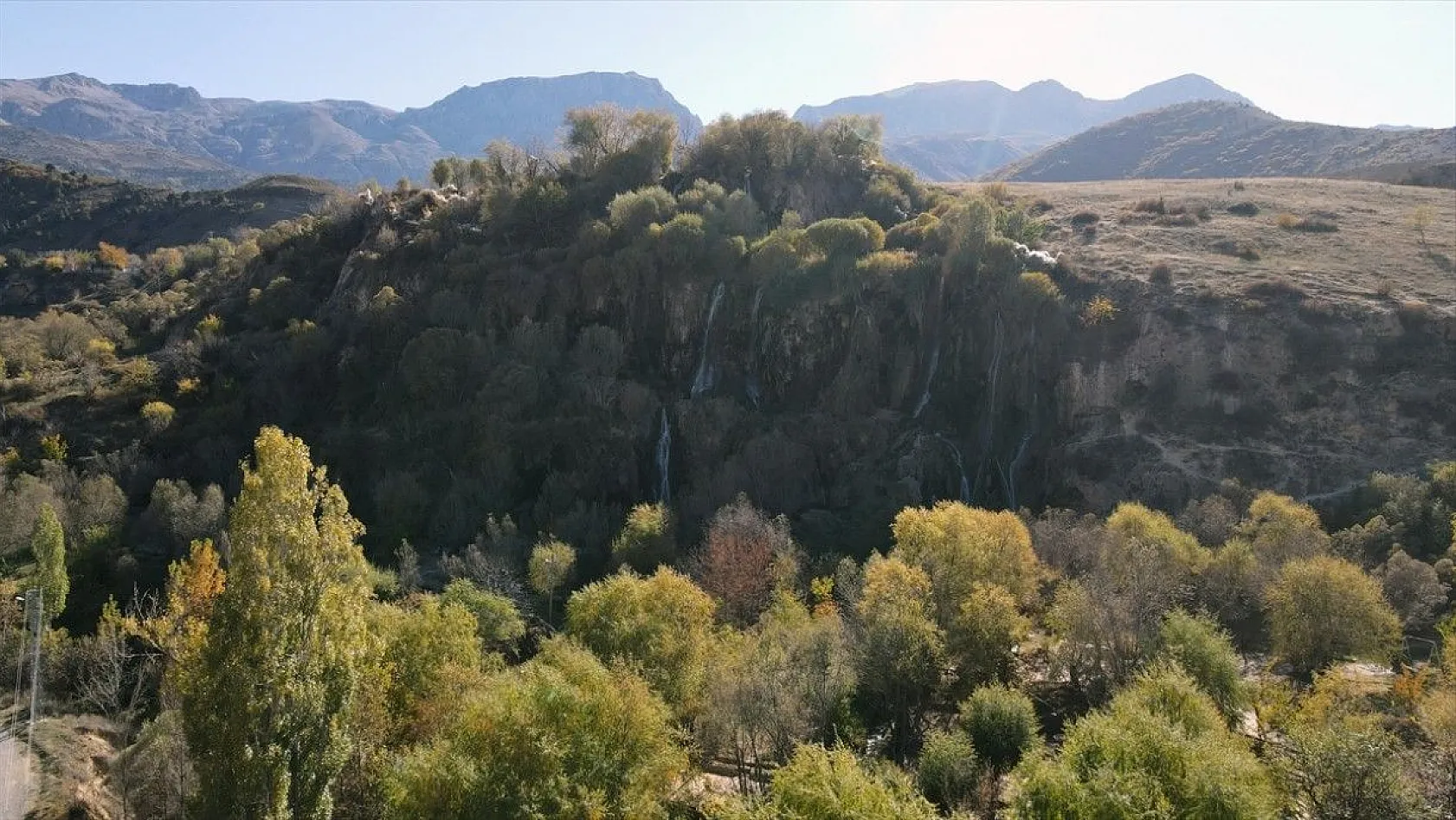 Doğal güzelliğiyle tescilli Girlevik Şelalesi sonbaharda ziyaretçilerini ağırlıyor