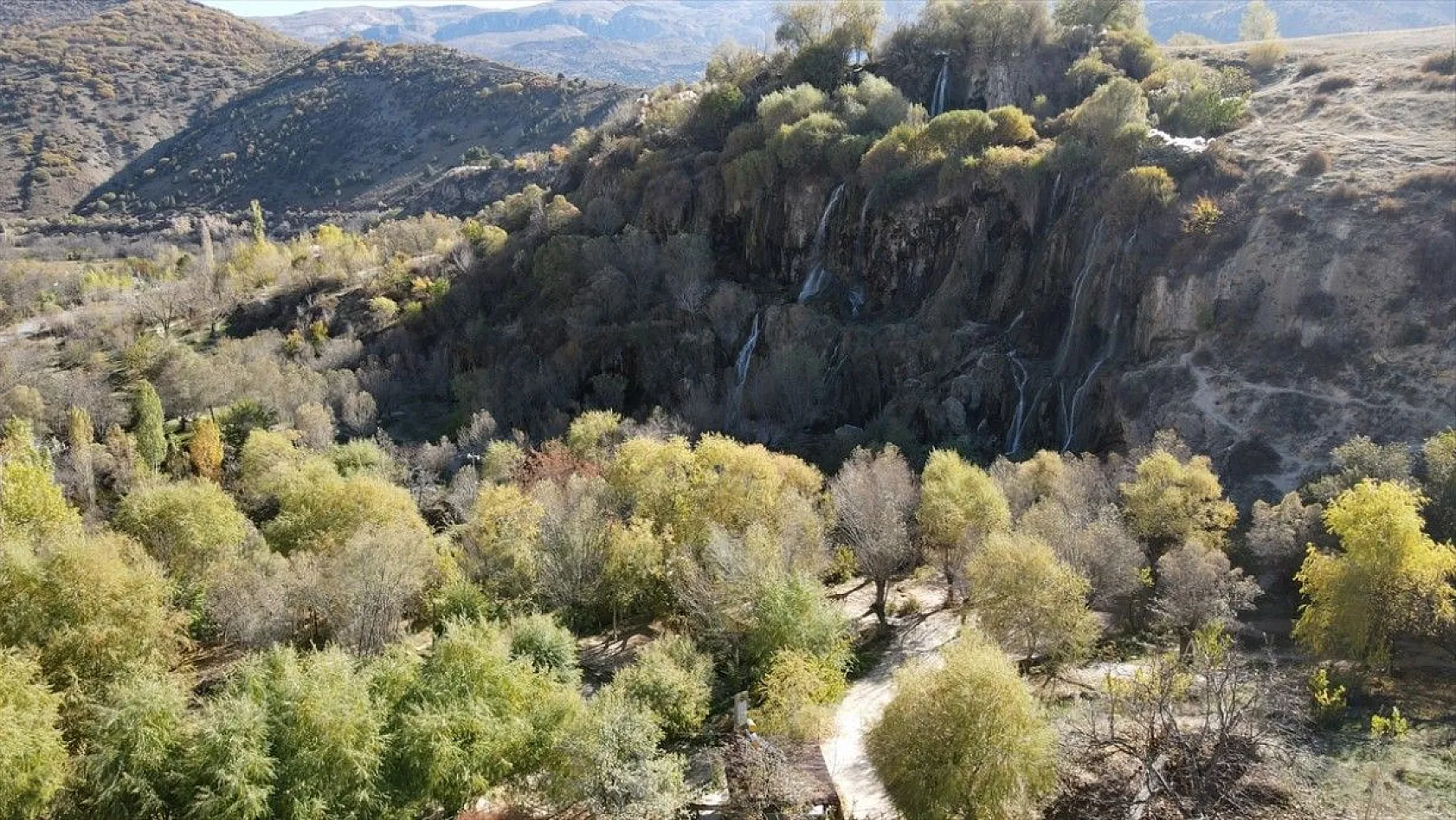 Doğal güzelliğiyle tescilli Girlevik Şelalesi sonbaharda ziyaretçilerini ağırlıyor