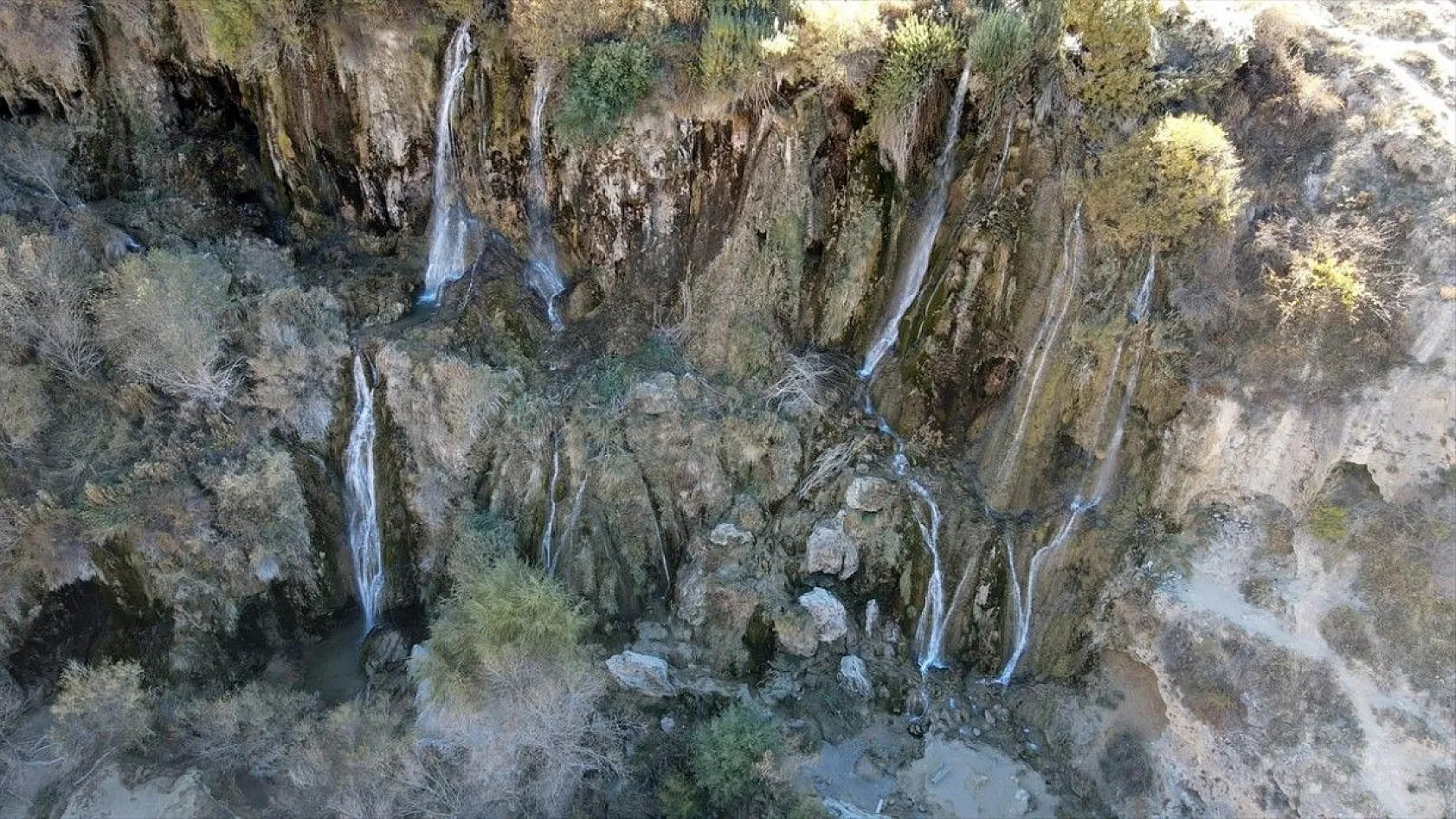 Doğal güzelliğiyle tescilli Girlevik Şelalesi sonbaharda ziyaretçilerini ağırlıyor