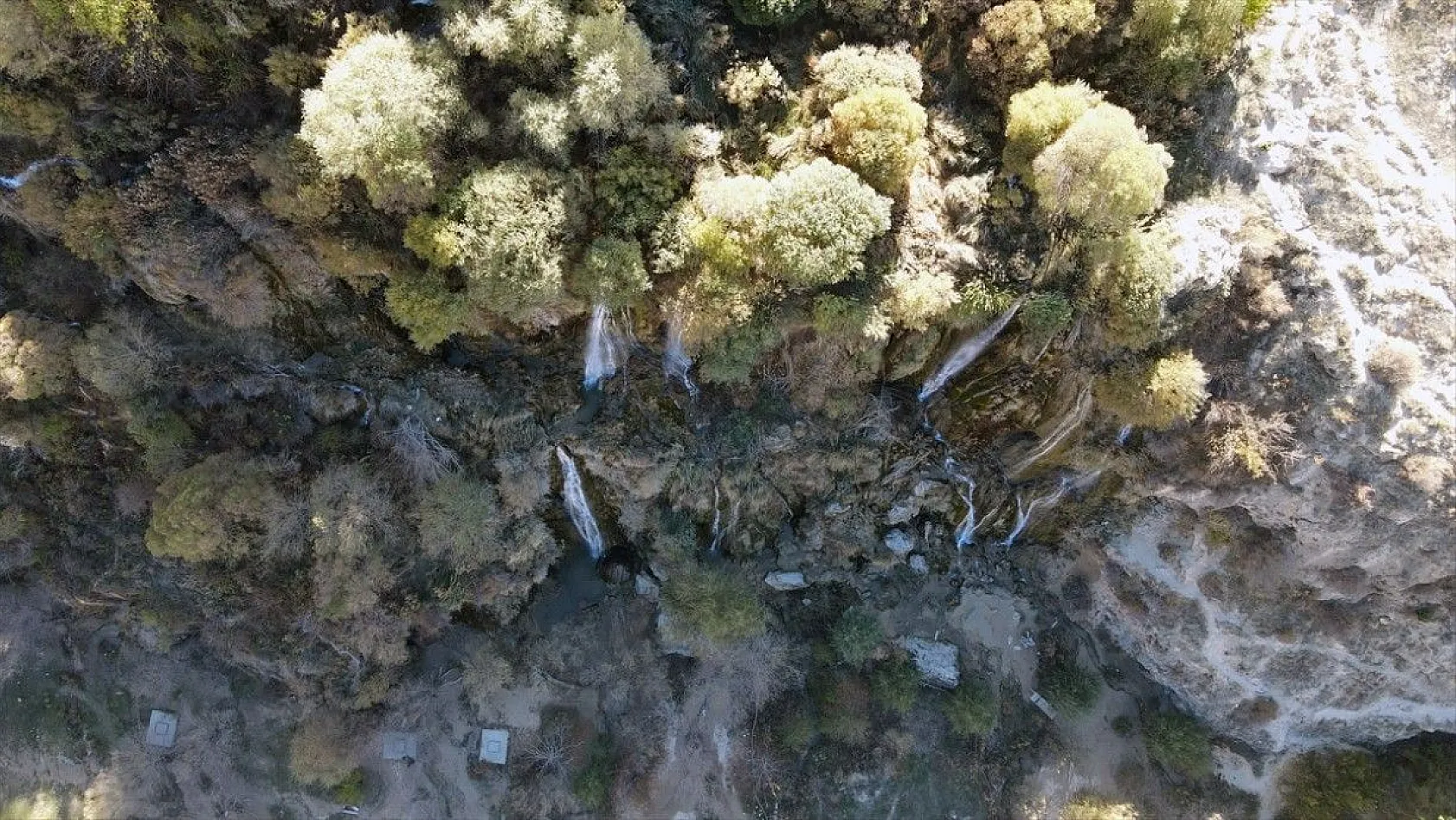 Doğal güzelliğiyle tescilli Girlevik Şelalesi sonbaharda ziyaretçilerini ağırlıyor