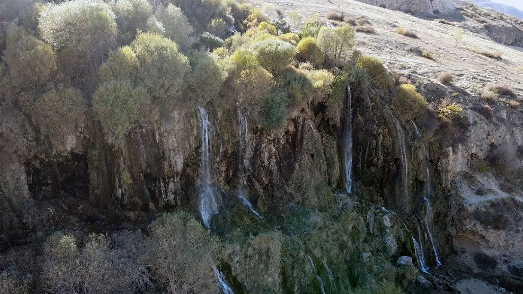 Doğal güzelliğiyle tescilli Girlevik Şelalesi sonbaharda ziyaretçilerini ağırlıyor