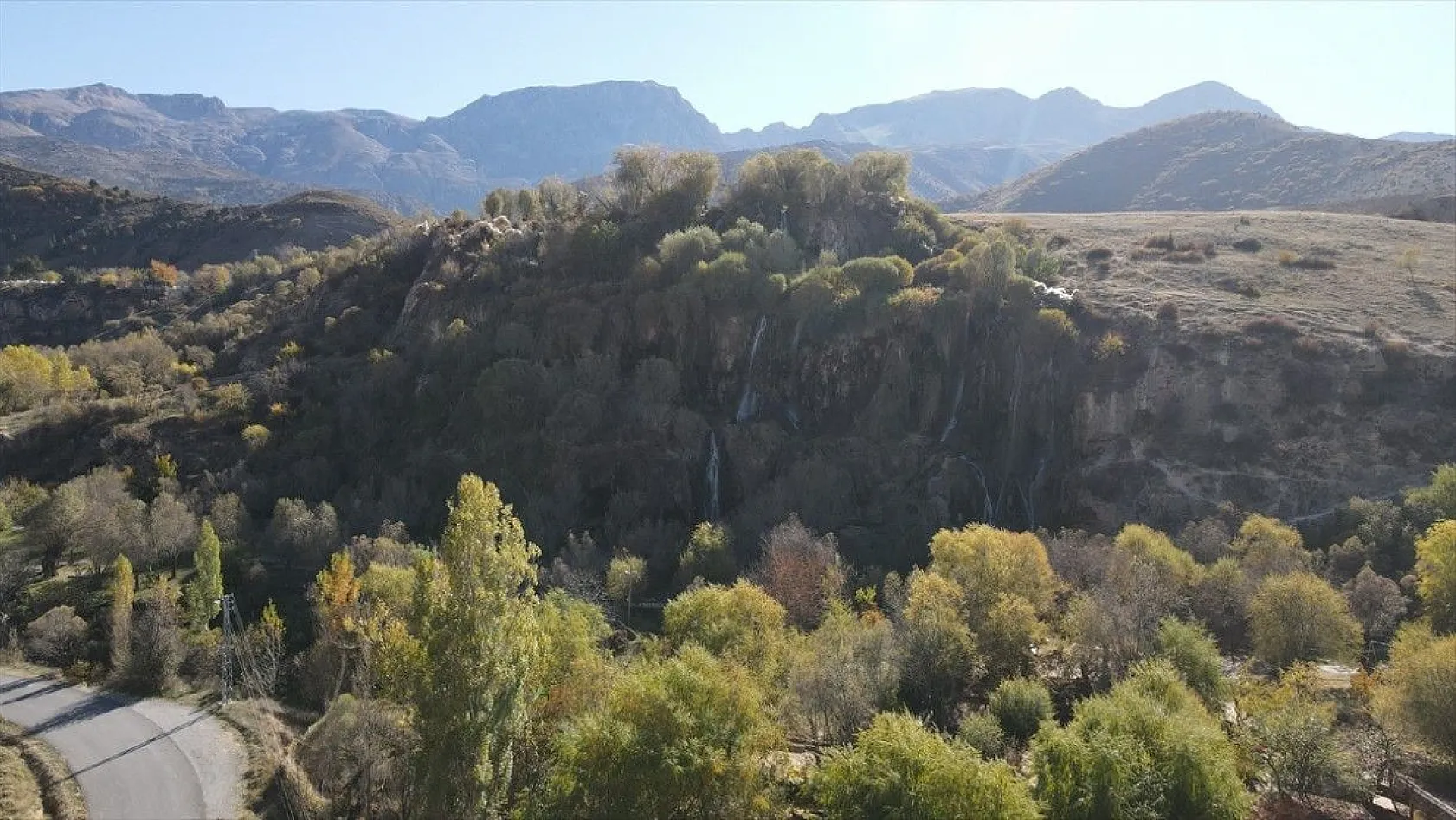 Doğal güzelliğiyle tescilli Girlevik Şelalesi sonbaharda ziyaretçilerini ağırlıyor