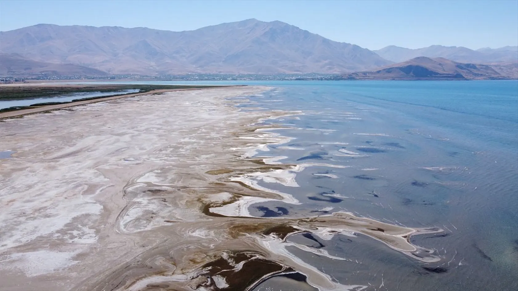 Van Gölü'ndeki çekilme sürüyor
