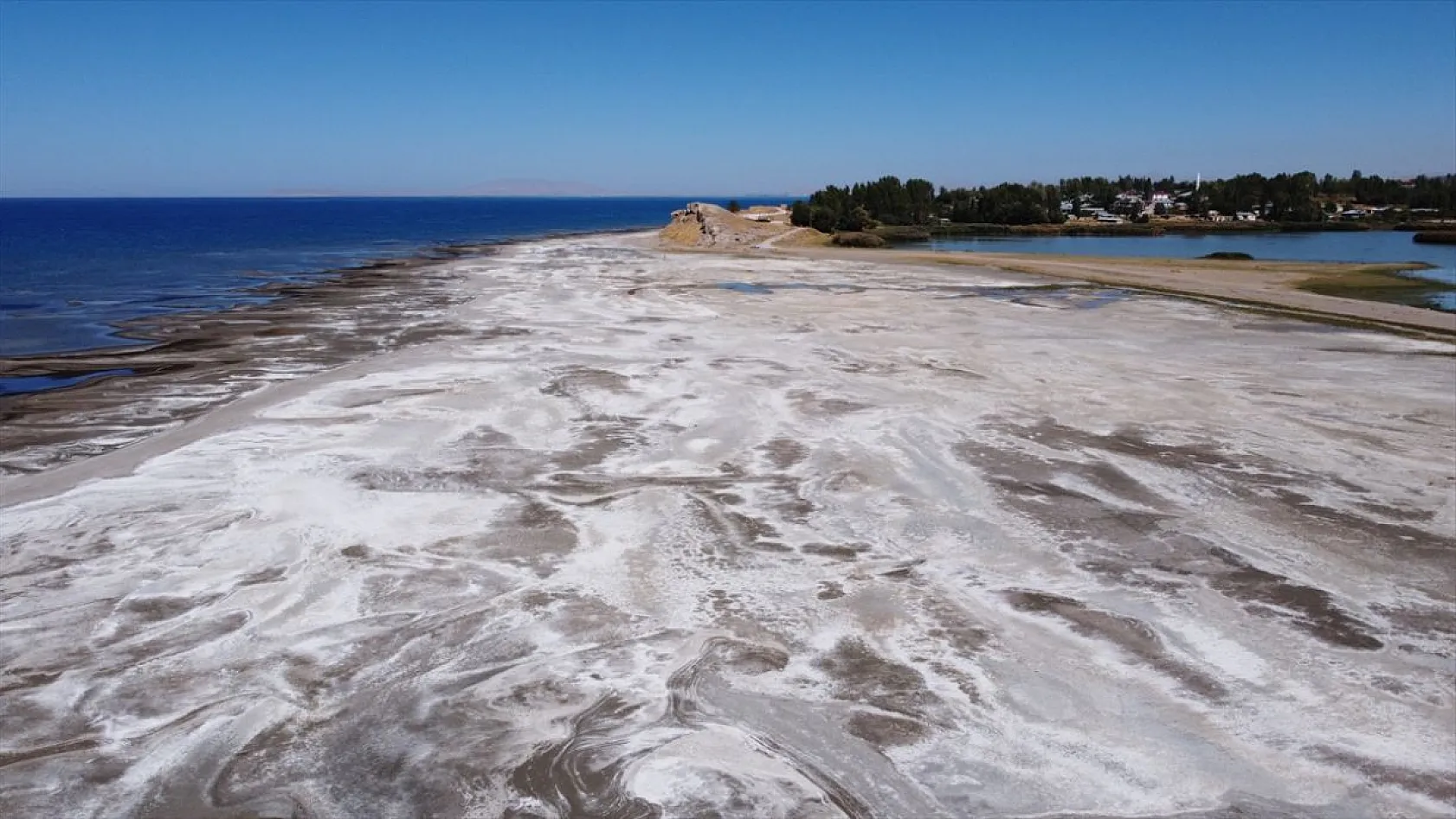 Van Gölü'ndeki çekilme sürüyor