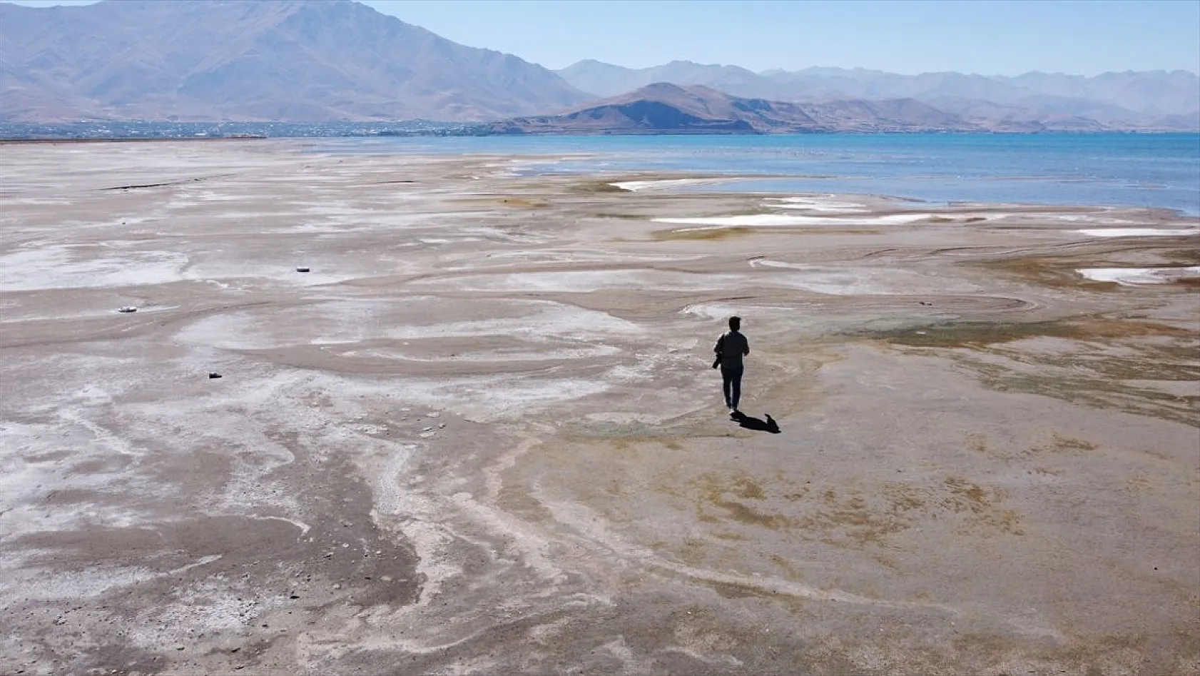 Van Gölü'ndeki çekilme sürüyor