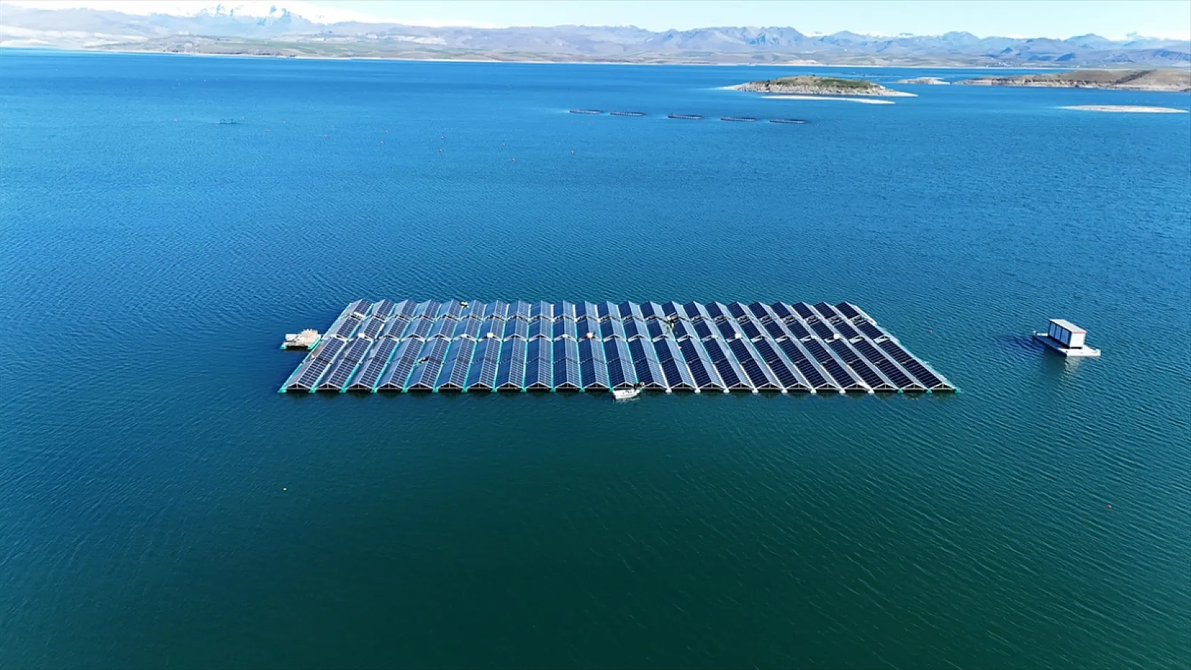 Yüzer GES ile Karasal GES havadan görüntülendi