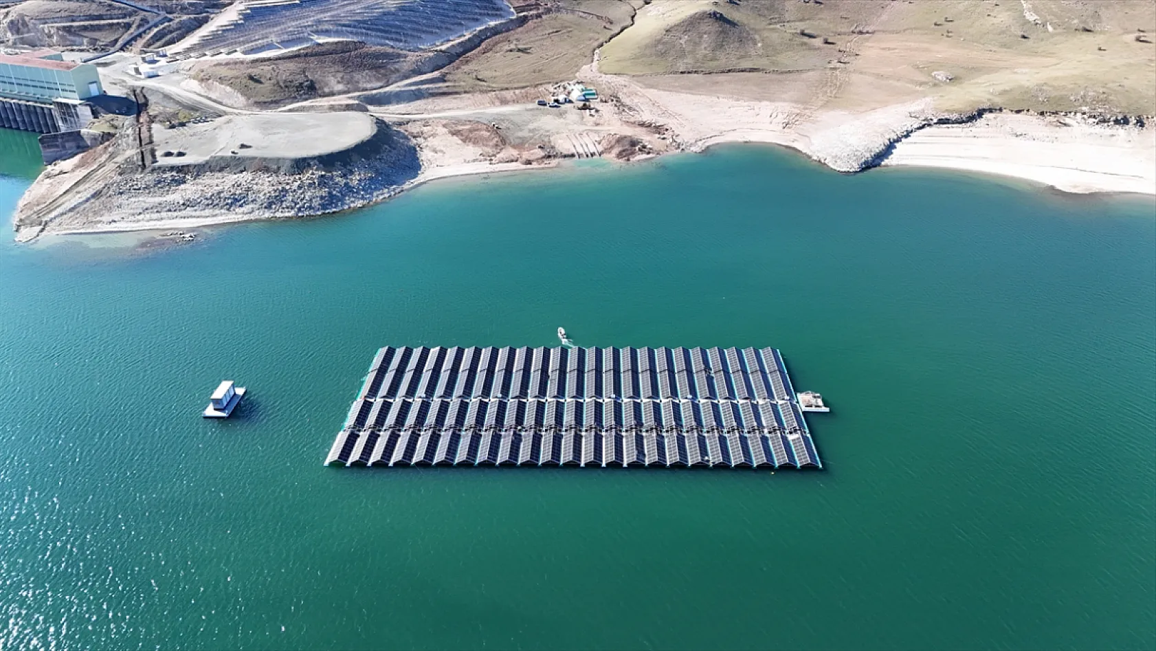 Yüzer GES ile Karasal GES havadan görüntülendi