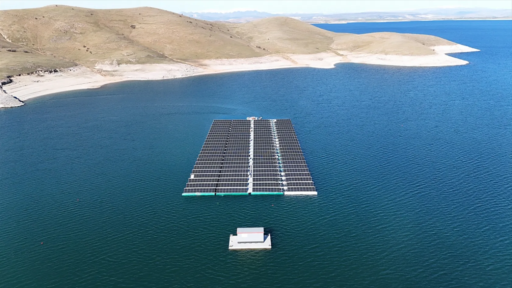 Yüzer GES ile Karasal GES havadan görüntülendi